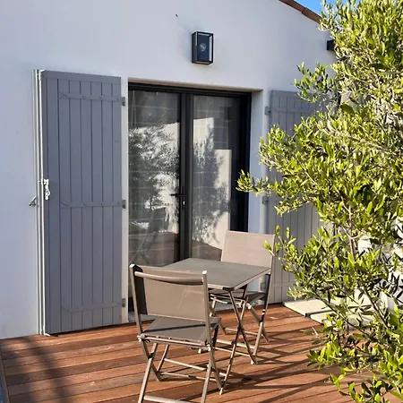 Confort Climatisé Avec Jardinet, En Centre Bourg, Proche Plage, Mer, La Rochelle Et Chatelaillon